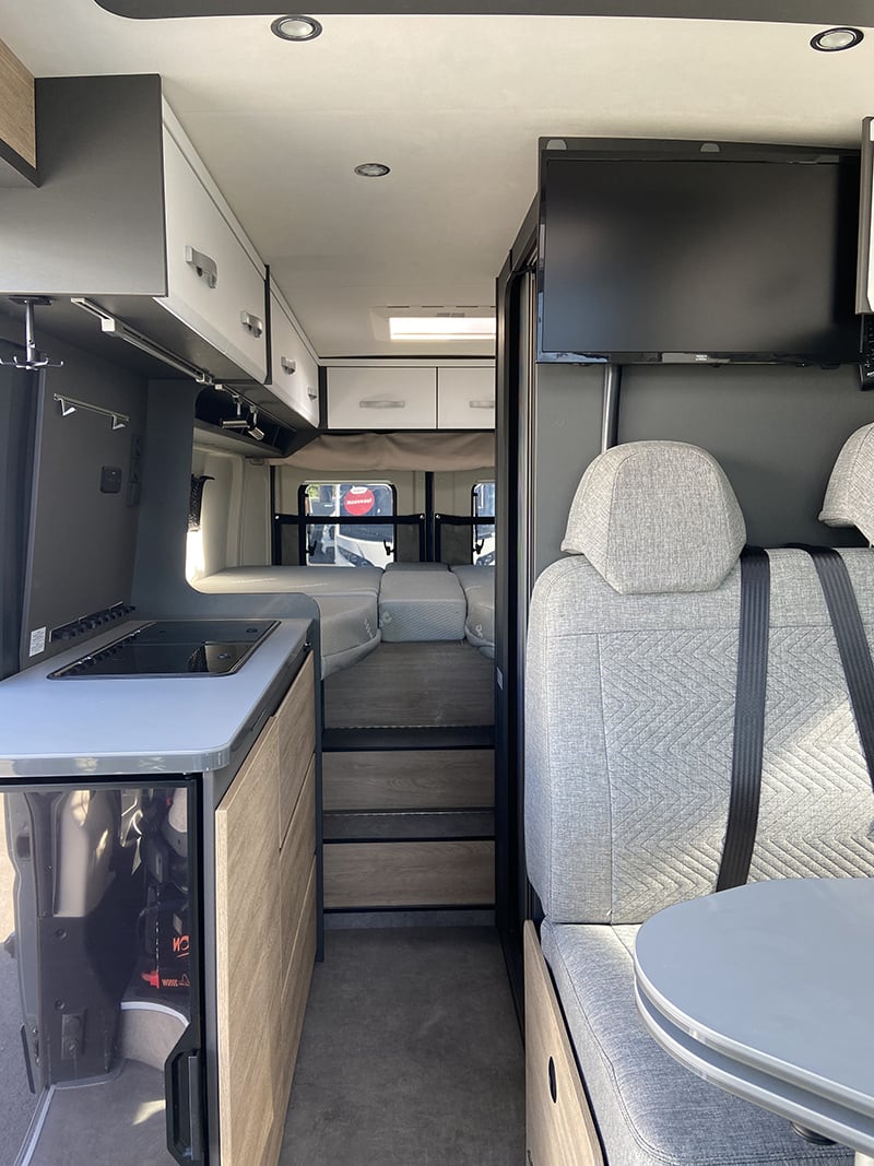 Fourgon Dethleffs Globetrail 640 ES Advantage vue intérieure couchage