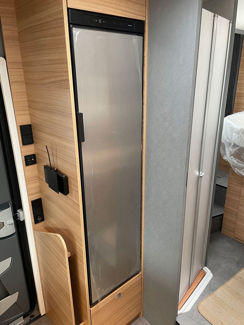 Profilé Dethleffs Just Go T7052 DBL Frigo porte fermée