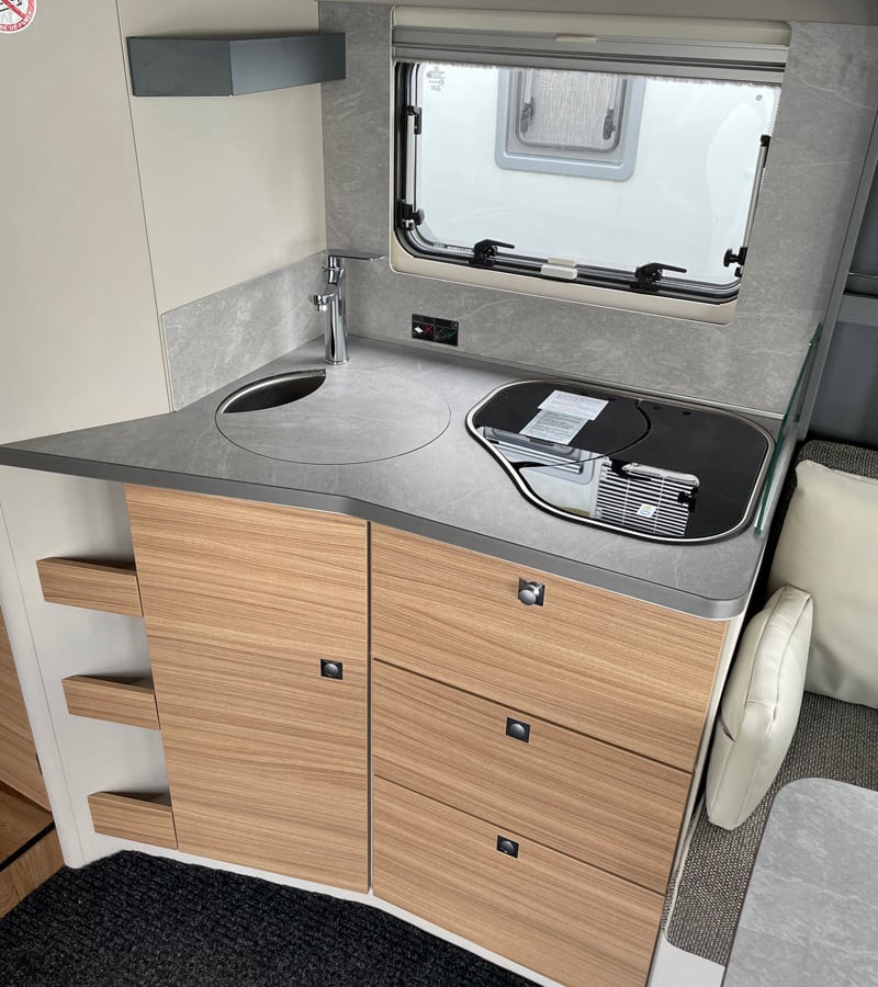 Intégral Dethleffs Pulse GT i7051 DBL Cuisine avec protection fermée sur la plaque de cuisson