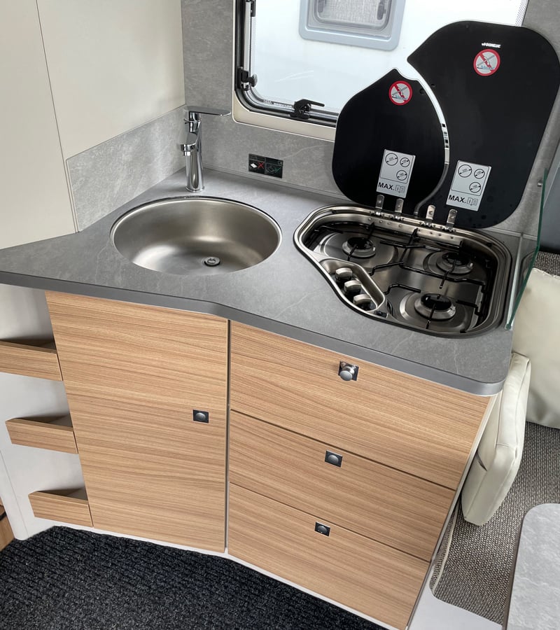 Intégral Dethleffs Pulse GT i7051 DBL Espace Cuisine avec la protection ouverte sur la plaque de cuisson