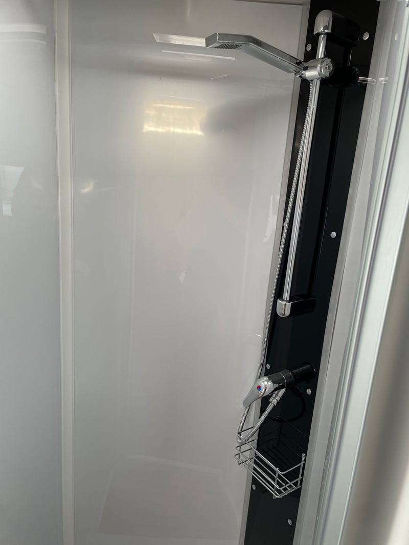 Intégral Dethleffs Pulse GT i7051 DBL Douche