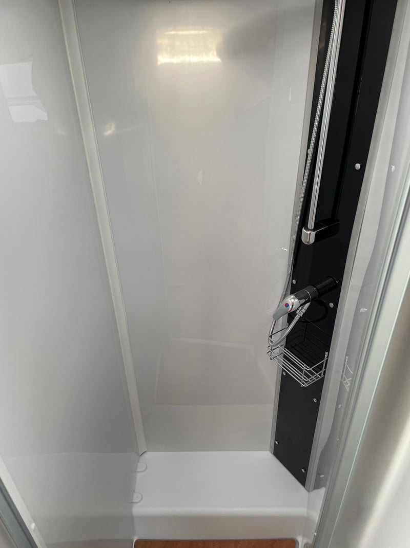 Intégral Dethleffs Pulse GT i7051 DBL autre vue de la douche