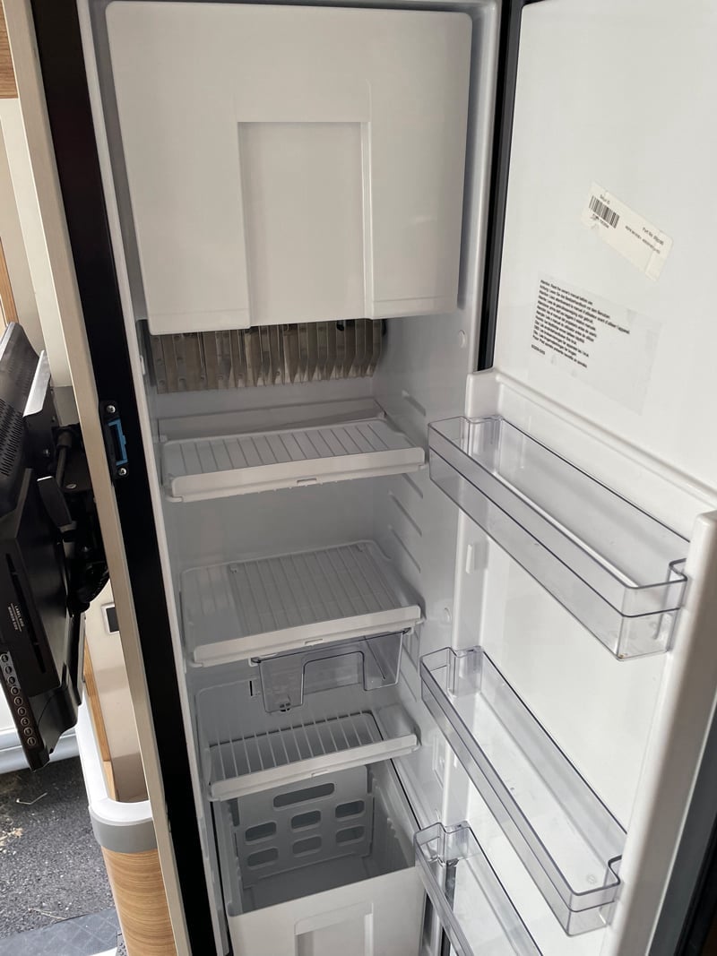 Intégral Dethleffs Pulse GT i7051 DBL Frigo ouvert