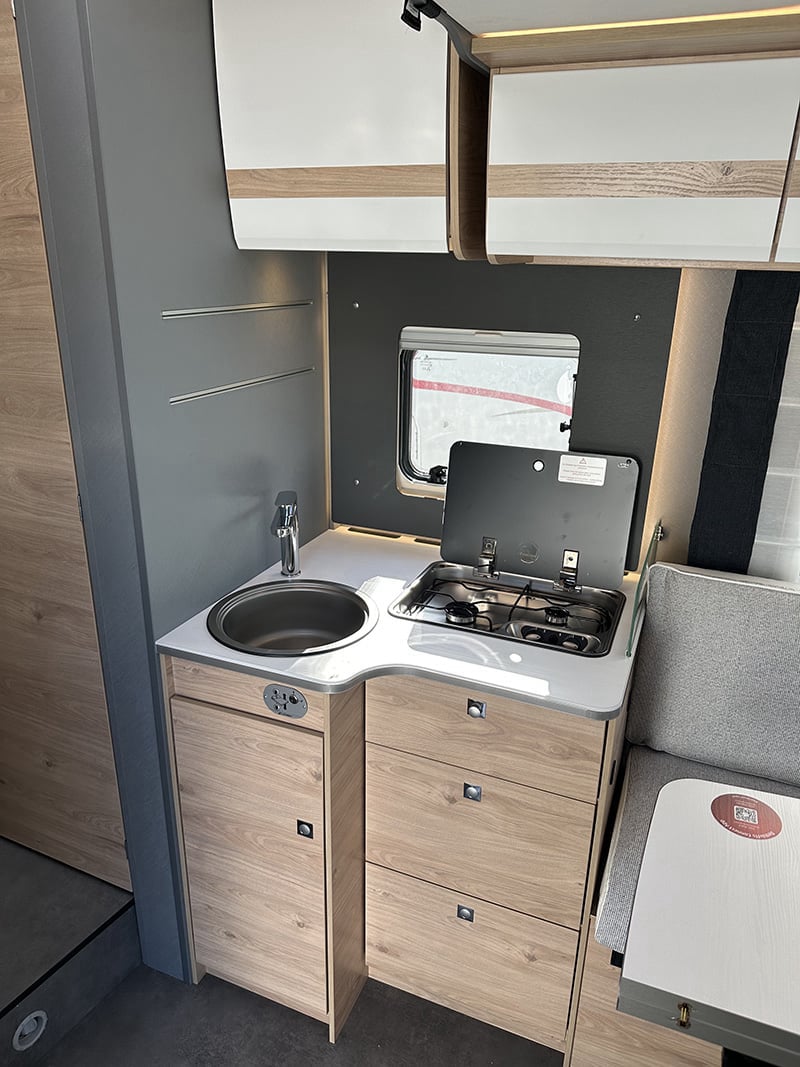Profilé Dethleffs T7052 DBL espace cuisine