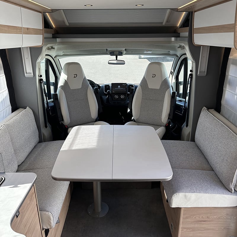 Profilé Dethleffs T7052 DBL espace salon