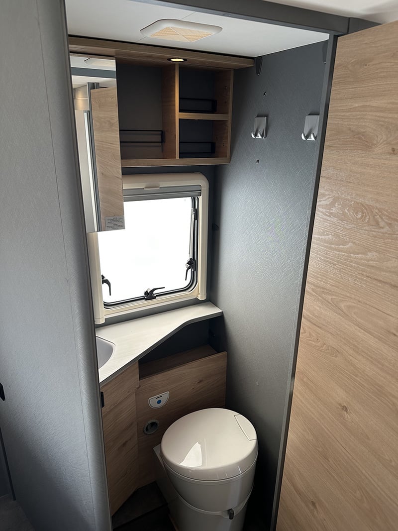 Profilé Dethleffs T7052 DBL espace sanitaire