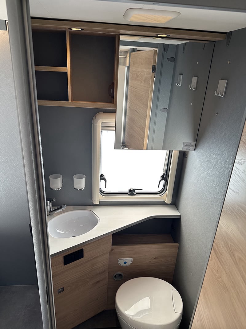 Profilé Dethleffs T7052 DBL espace sanitaire lavabo