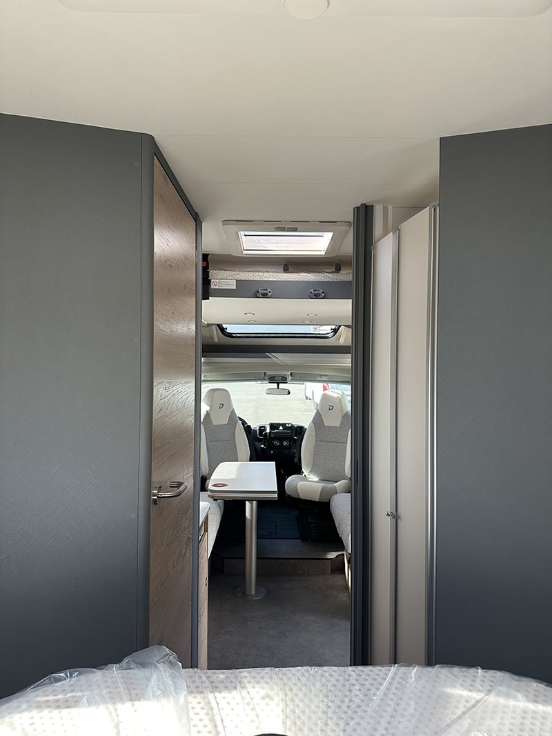 Profilé Dethleffs T7052 DBL vue intérieure cabine