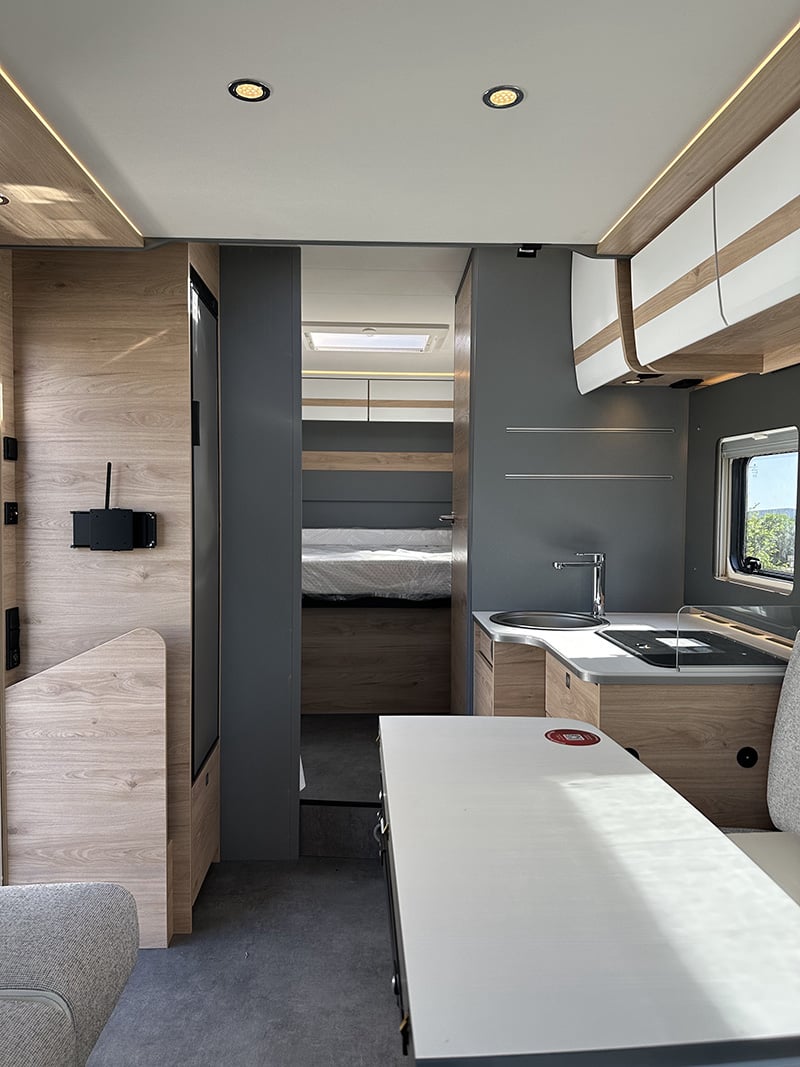 Profilé Dethleffs T7052 DBL vue intérieure couchage