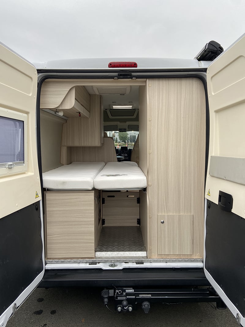 Fourgon Dreamer D 42 face arrière portes ouvertes