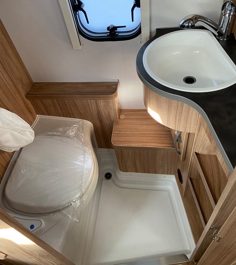 Caravane Eriba Feeling 425 espace sanitaire