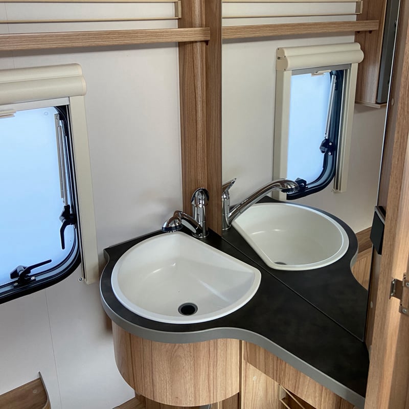 Caravane Eriba Feeling 425 espace sanitaire lavabo