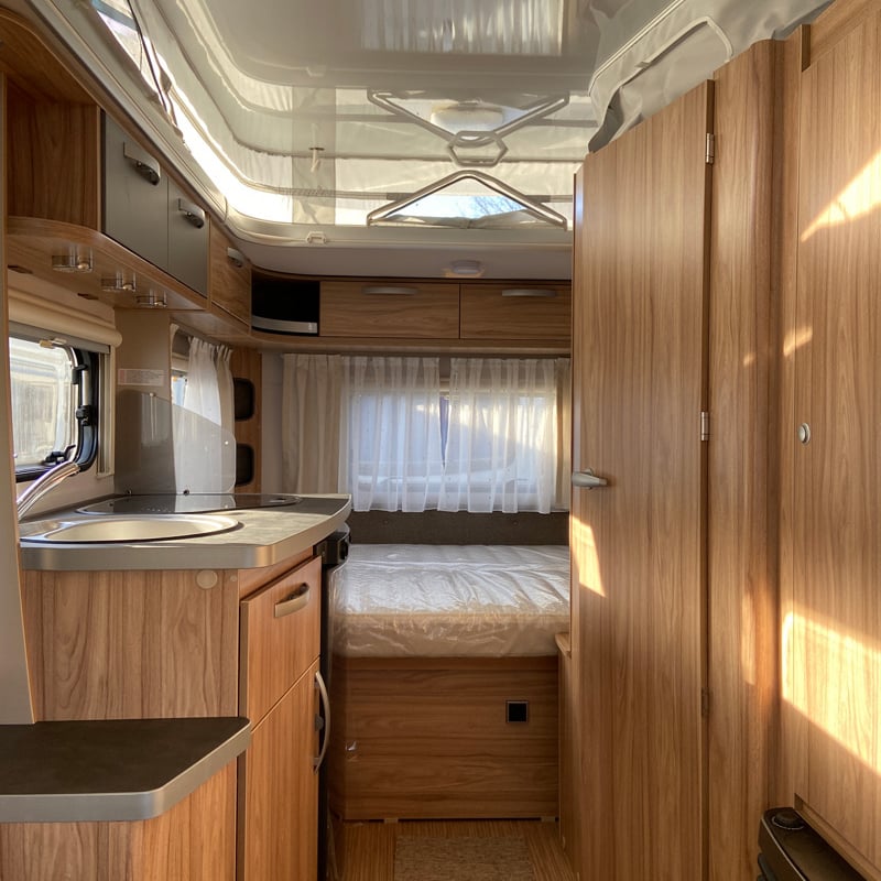 Caravane Eriba Feeling 425 vue intérieure couchage