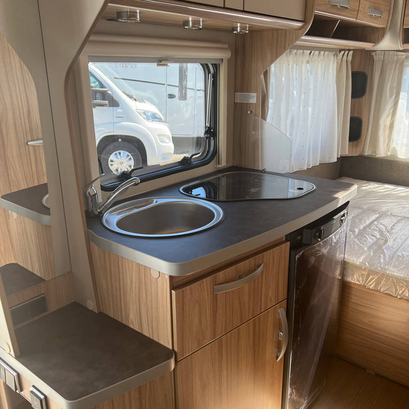 Caravane Eriba Nova L 425 espace Cuisine