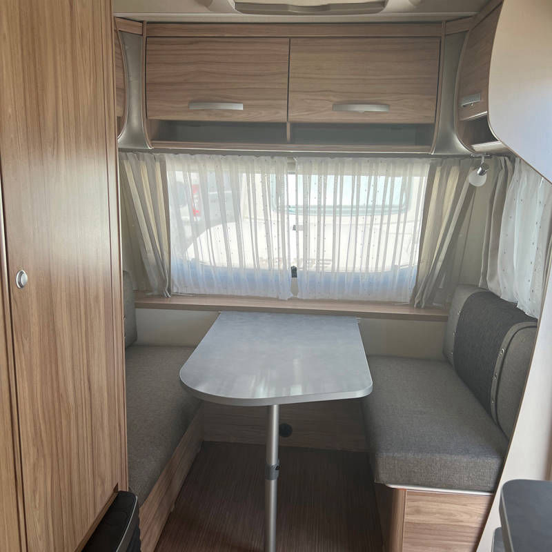 Caravane Eriba Nova L 425 le salon