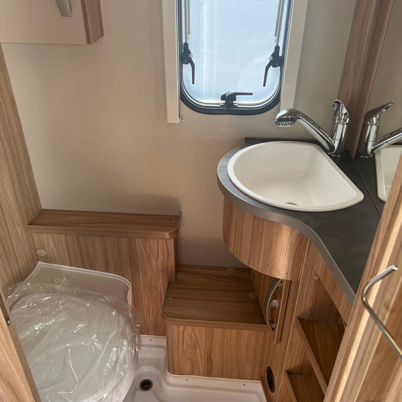 Caravane Eriba Nova L 425 espace sanitaire