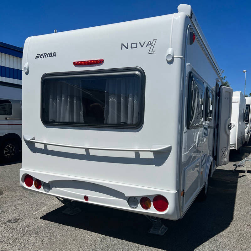 Caravane Eriba Nova L 425 vue 3/4 arrière côté porte