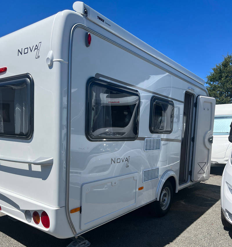 Caravane Eriba Nova L 425 vue côté porte