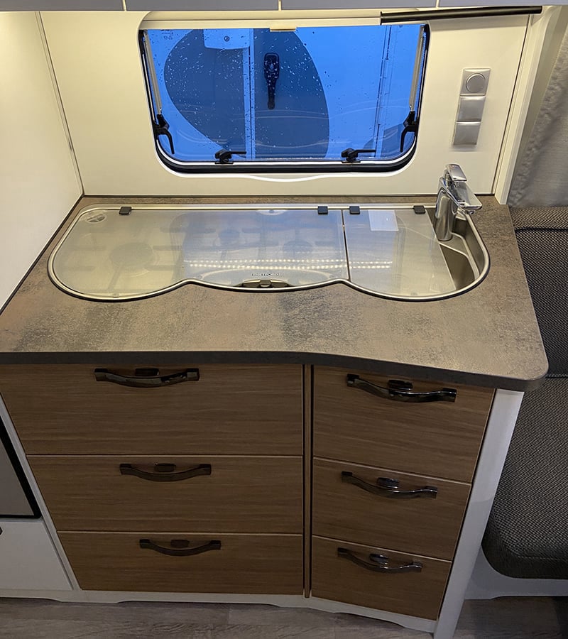 Caravane Eriba Nova Light 445 espace cuisine protection fermée