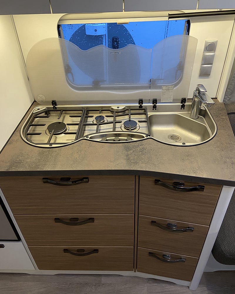 Caravane Eriba Nova Light 445 espace cuisine protection ouverte