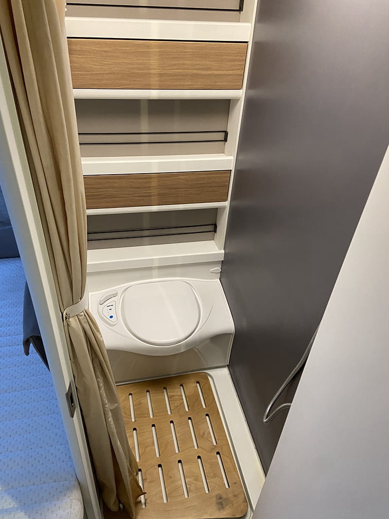 Caravane Eriba Nova Light 445 espace sanitaire