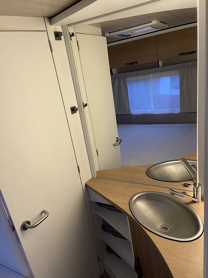 Caravane Eriba Nova Light 445 espace sanitaire lavabo