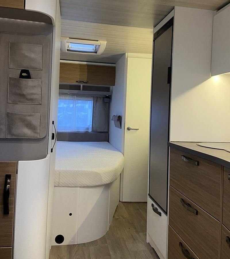 Caravane Eriba Nova Light 445 vue intérieur couchage