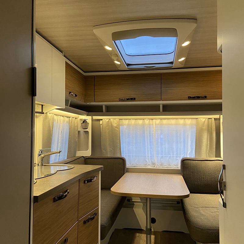 Caravane Eriba Nova Light 445 vue intérieure salon