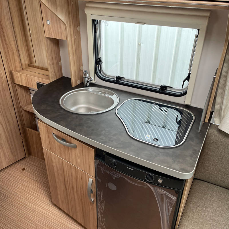 Caravane Eriba Nova Light 465 Espace Cuisine avec la protection des feux fermée