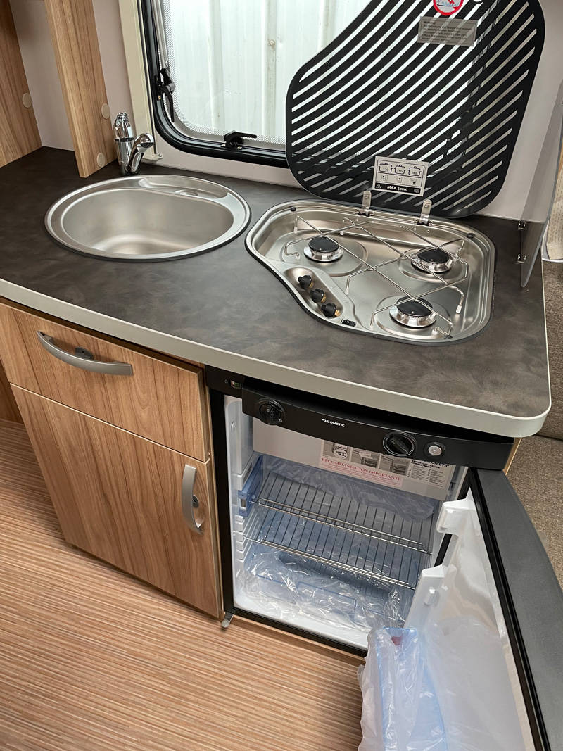 Caravane Eriba Nova Light 465 Espace Cuisine avec la protection des feux ouverte et porte frigo ouverte