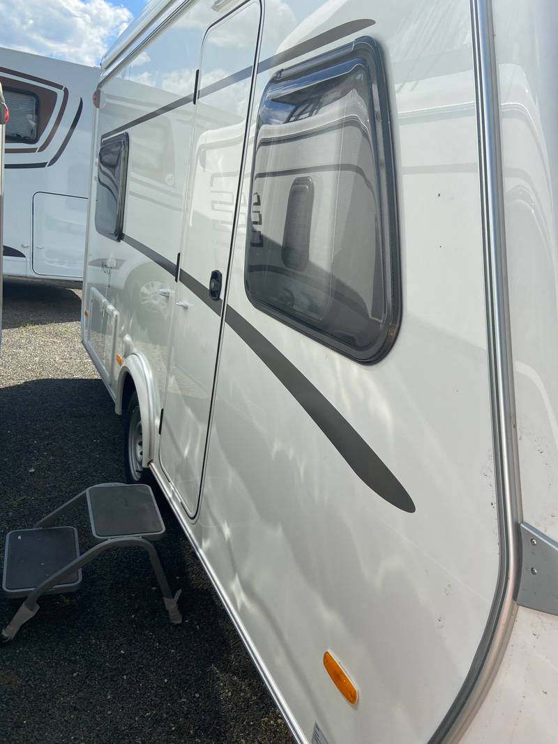 Caravane Eriba Nova Light 465 Profil droit avec marche pieds