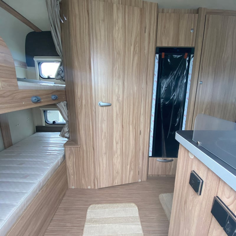 Caravane Eriba Nova Light 415 vue intérieure placard