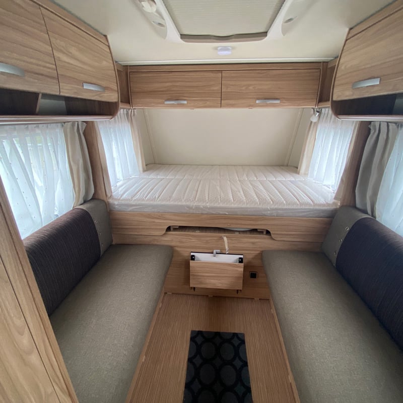 Caravane Eriba Nova Light 415 espace salon et couchage