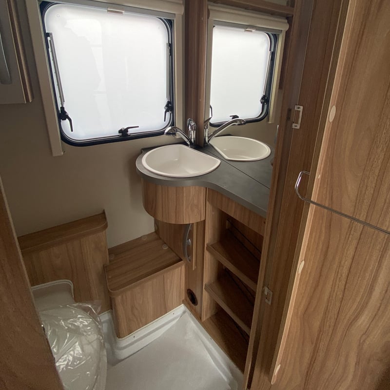 Caravane Eriba Nova Light 415 espace sanitaire