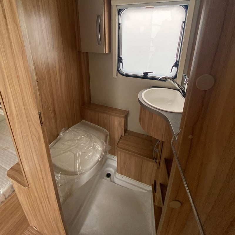 Caravane Eriba Nova Light 415 espace sanitaire