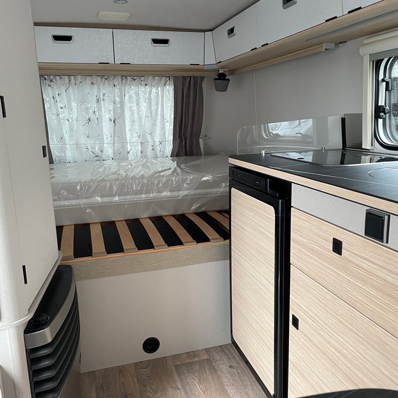 Caravane Eriba Touring 310 Edition Legend Vue intérieure côté couchage