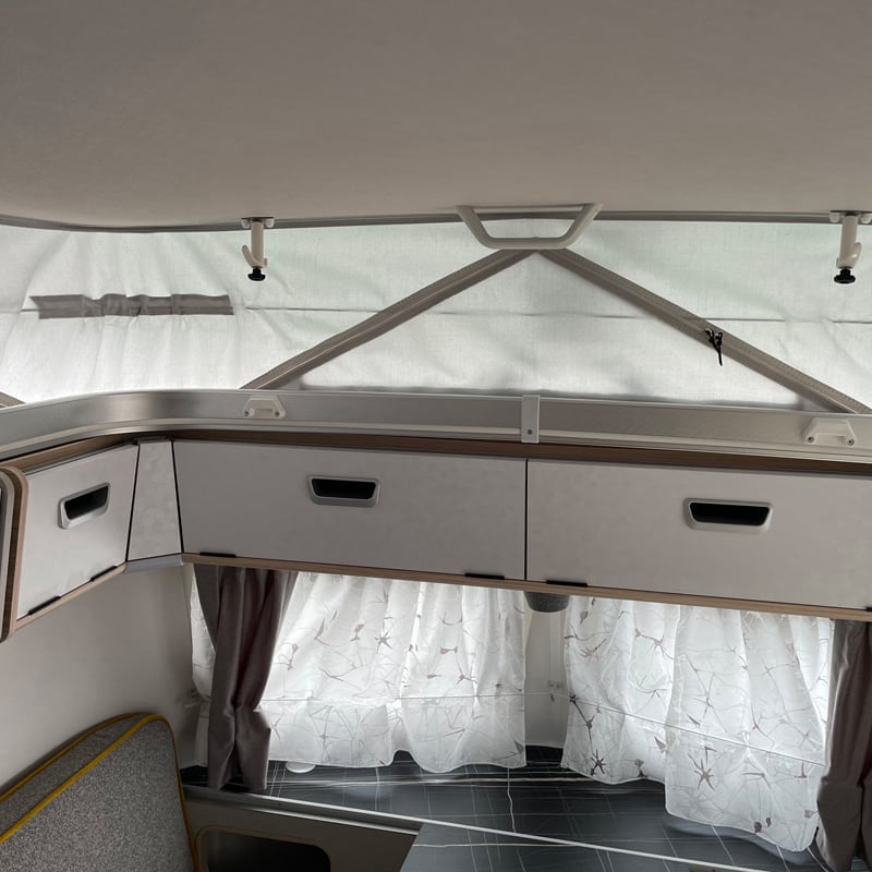 Caravane Eriba Touring 310 Edition Legend Espace rangement et toit relevé vue intérieure