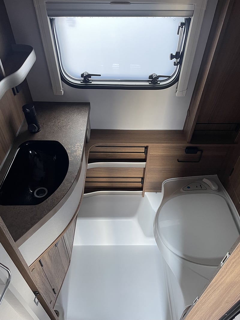 Caravane Eriba Touring 420 Edition Legend espace sanitaire
