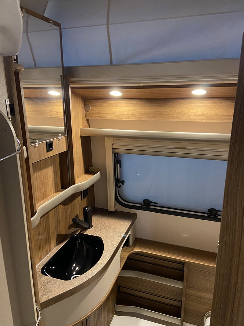 Caravane Eriba Touring 430 espace sanitaire lavabo