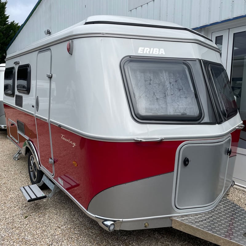 Caravane Eriba Touring 530 Collection 2024 profil avant droit toit fermé