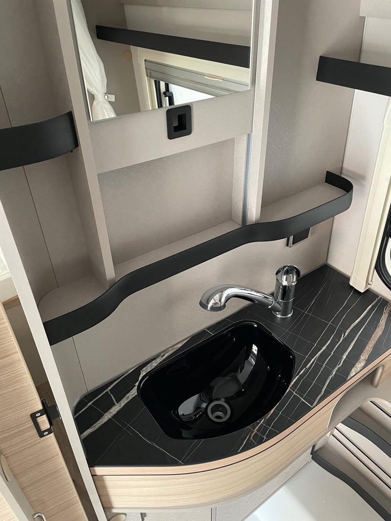 Caravane Eriba Touring 530 Edition Urban lavabo sanitaire