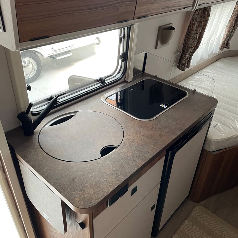 Caravane Eriba Touring 542 Edition Legend espace cuisine protections fermées