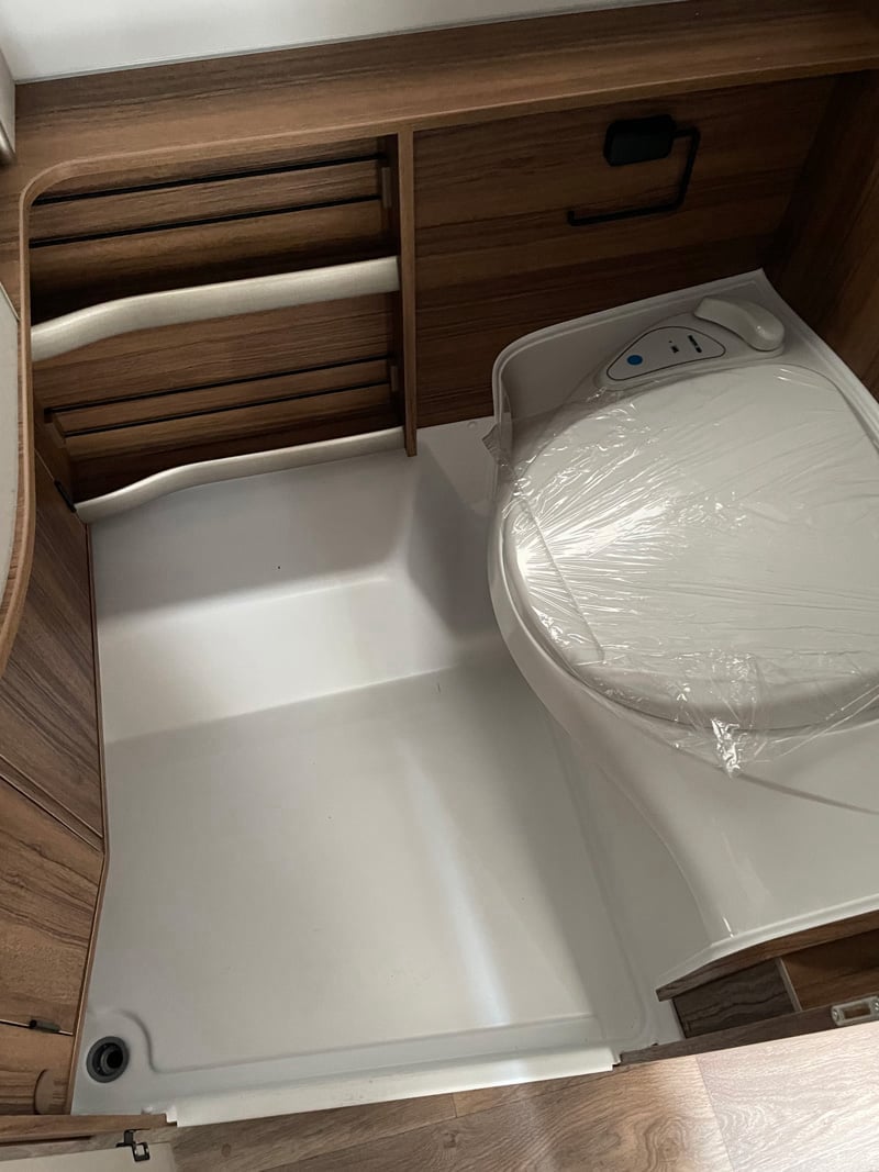 Caravane Eriba Touring 542 Edition Legend espace sanitaire