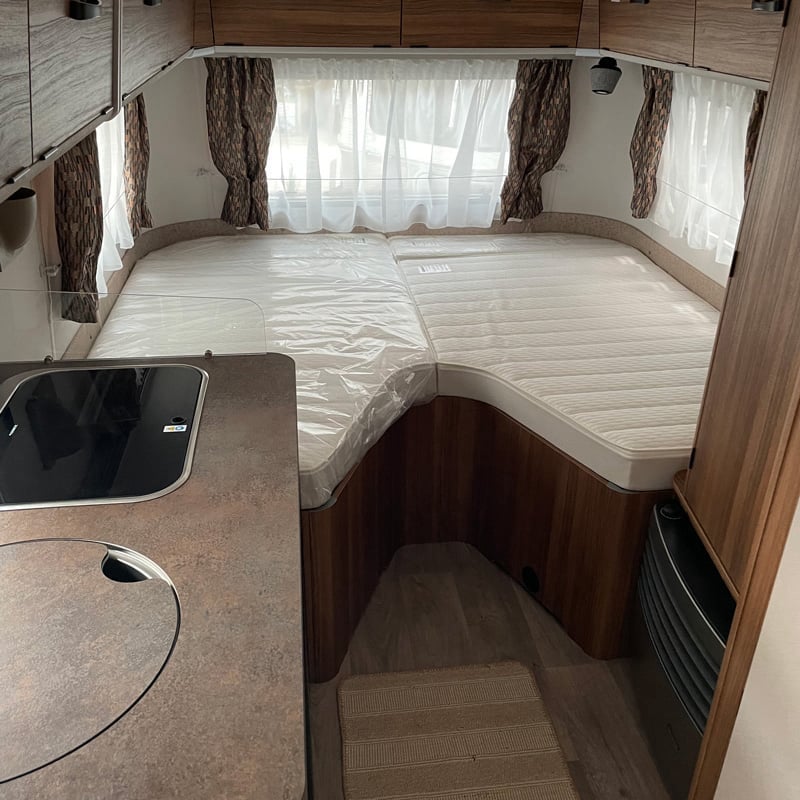 Caravane Eriba Touring 542 Edition Legend vue intérieure espace cuisine couchage