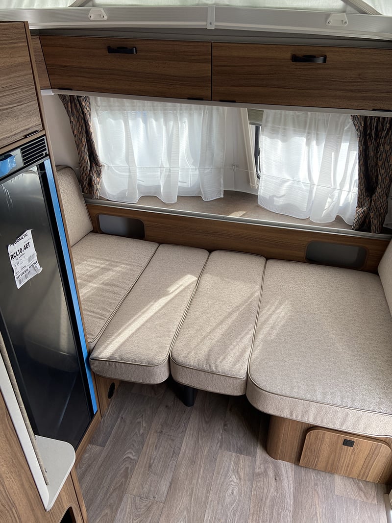 Caravane Eriba Touring 630 Edition Legend espace dinette transformée en couchage