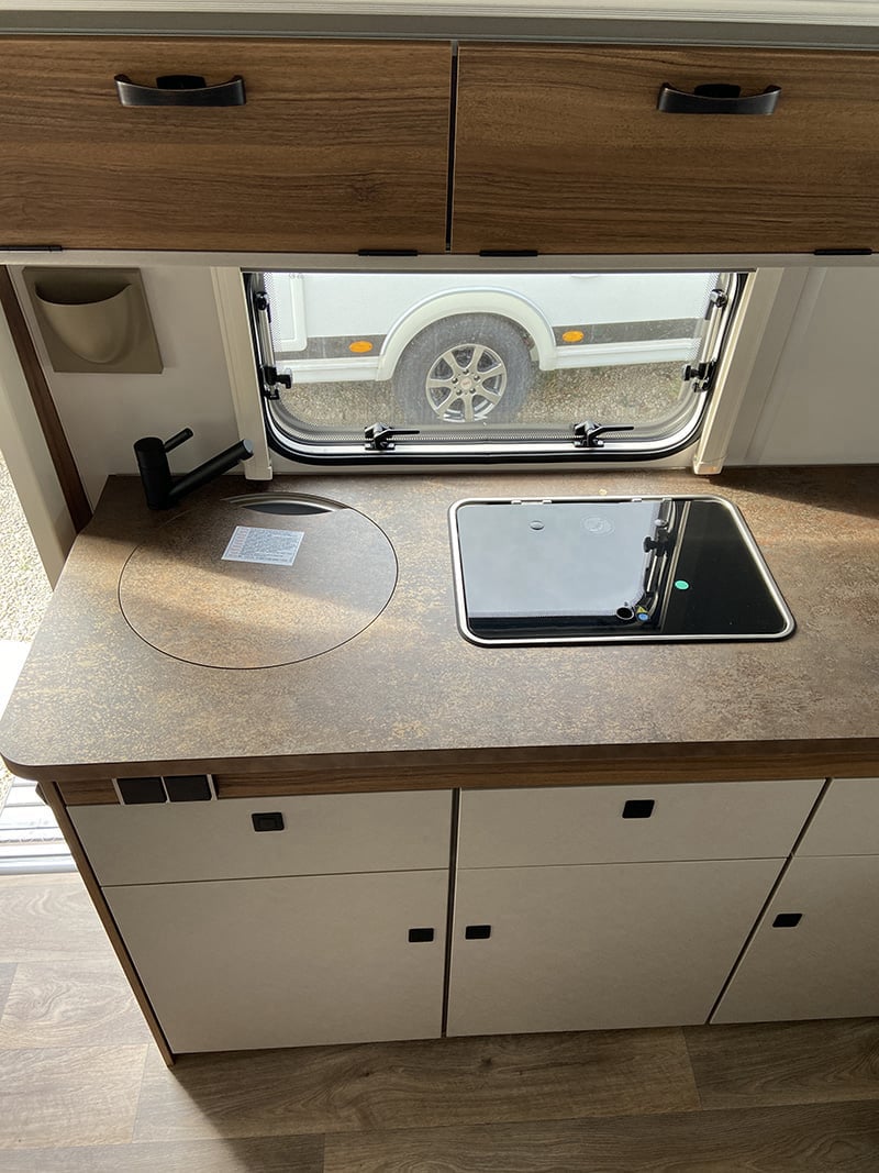 Caravane Eriba Touring 630 Edition Legend espace cuisine protection fermée