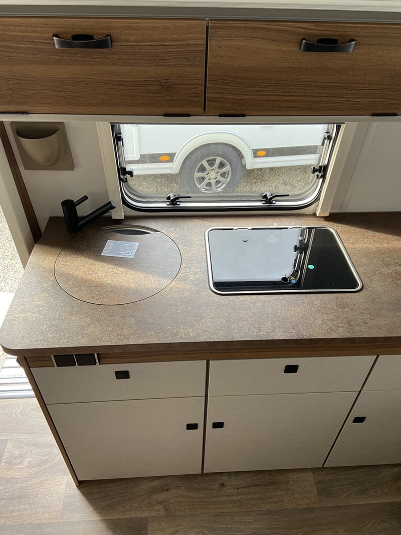 Caravane Eriba Touring 630 Edition Legend espace cuisine protection fermée
