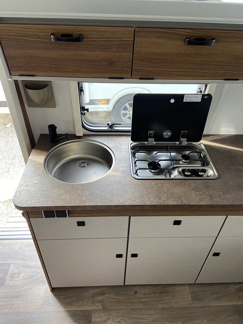 Caravane Eriba Touring 630 Edition Legend espace cuisine protection ouverte