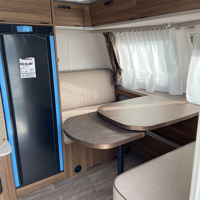 Caravane Eriba Touring 630 Edition Legend espace salon grande table