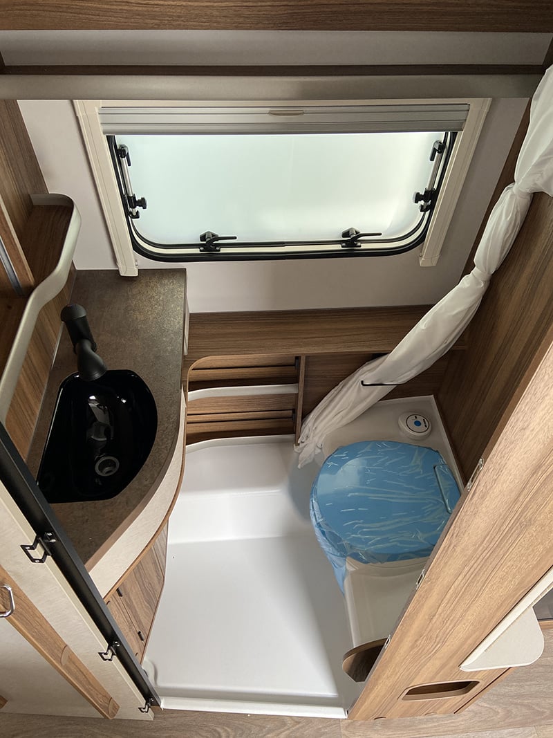 Caravane Eriba Touring 630 Edition Legend espace sanitaire